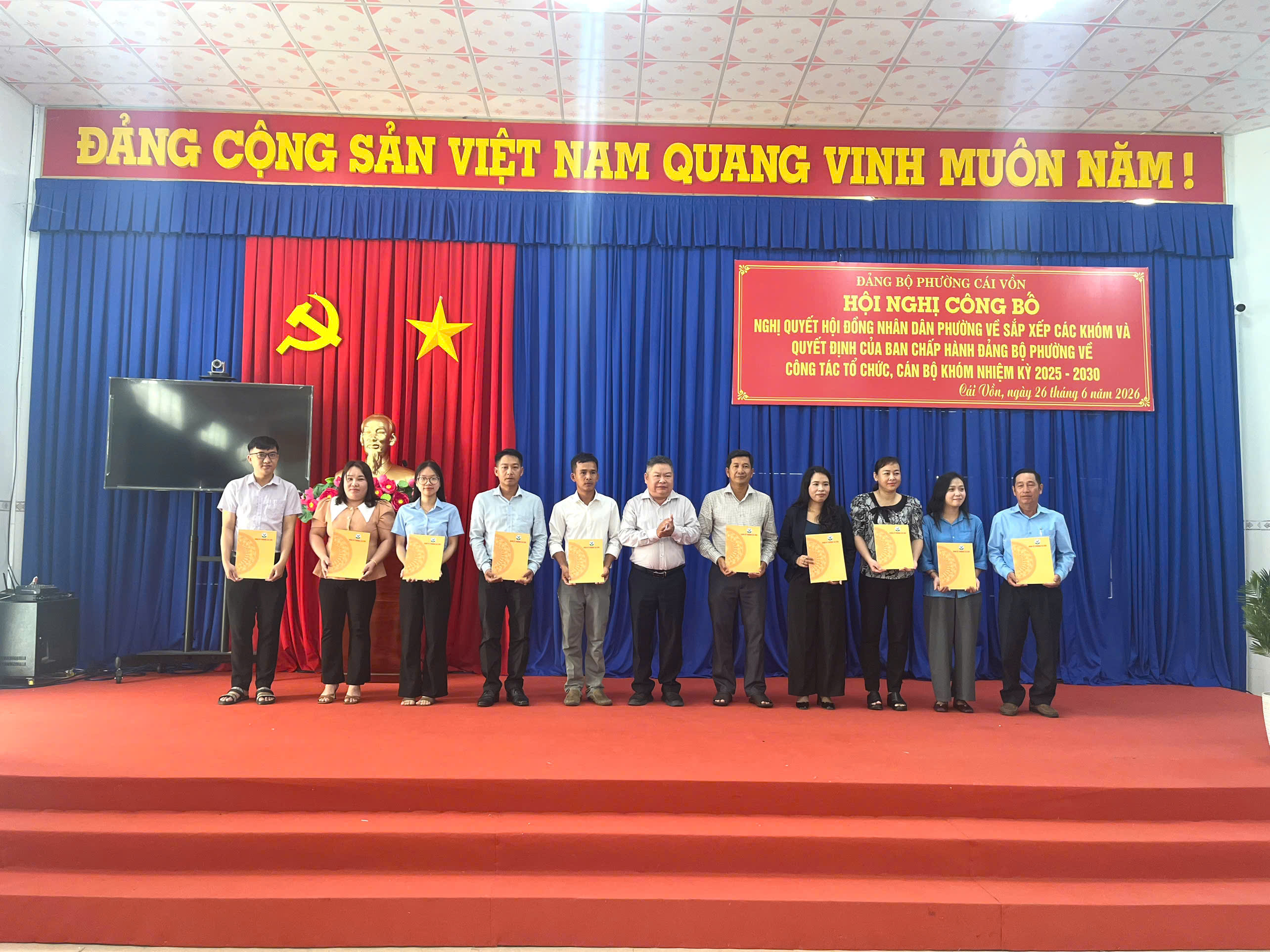 BAN CHẤP HÀNH ĐẢNG BỘ PHƯỜNG CÁI VỒN TỔ CHỨC
HỘI NGHỊ CÔNG BỐ NGHỊ QUYẾT VỀ SẮP XẾP CÁC KHÓM
VÀ QUYẾT ĐỊNH VỀ CÔNG TÁC TỔ CHỨC, CÁN BỘ KHÓM
