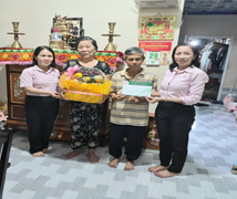 ẤM ÁP NGHĨA TÌNH CỦA NHCSXH CHI NHÁNH TỈNH VĨNH LONG, THĂM TẶNG QUÀ CHA MẸ CÁN BỘ NHCSXH NHÂN NGÀY QUỐC TẾ NGƯỜI CAO TUỔI CỦA  PGD NHCSXH BÌNH MINH